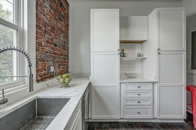 Kitchen with ample storage - 719 N Meadow St