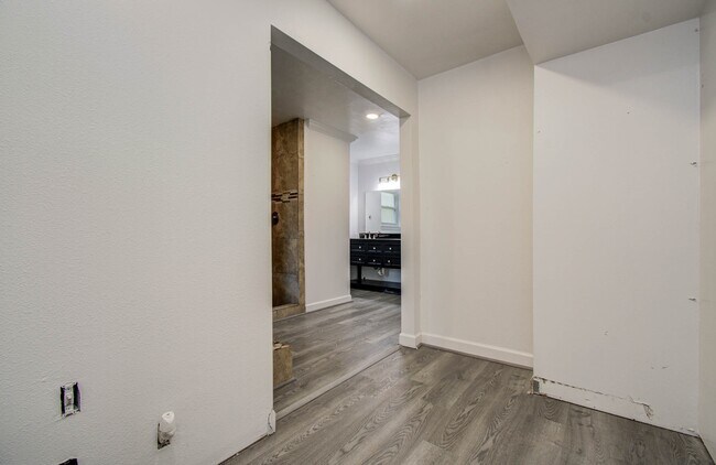 Building Photo - 674 Ravensworth Dr