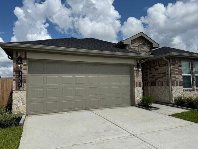 Building Photo - 1602 Cedar Pointe Ct