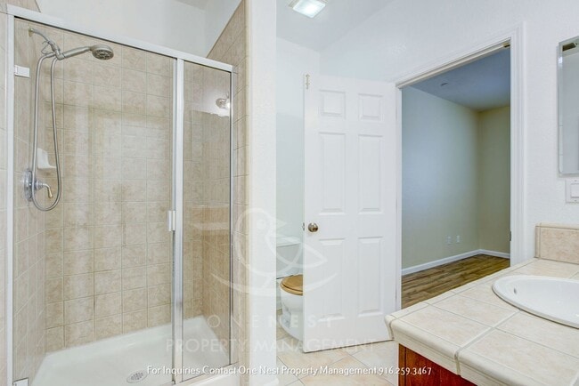 Building Photo - Huge home, Lincoln Crossing - walking dist...