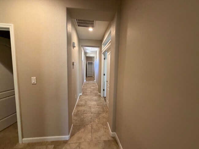 Building Photo - 485 Cicada Ct