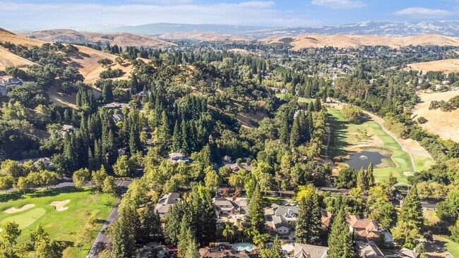 Building Photo - 3 Blackhawk Club Ct