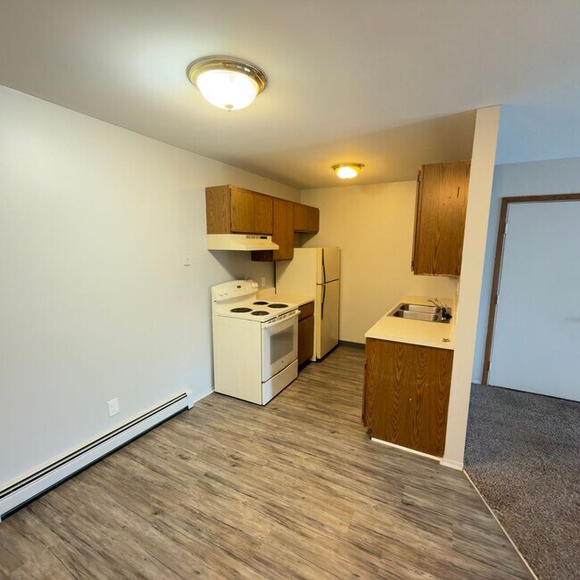 Building Photo - Large One Bedroom Apartment! Washer and Dryer in Unit!
