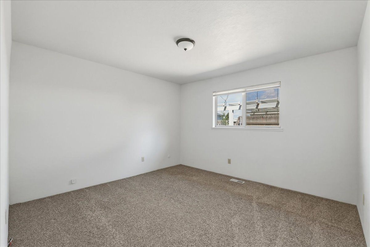 Building Photo - 117 N Homedale Ave