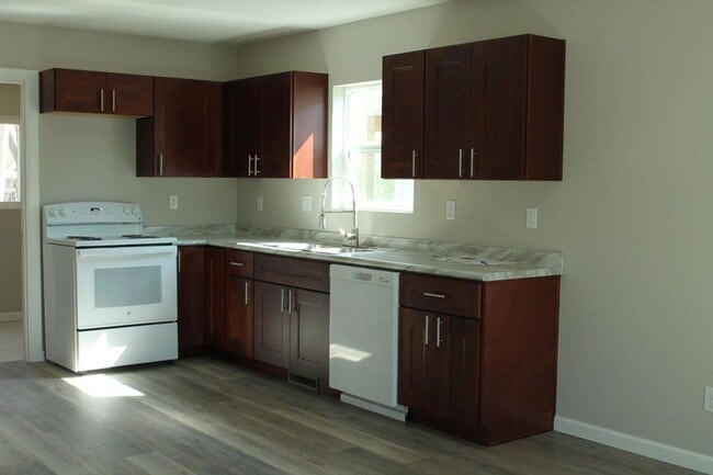 Building Photo - Modern Charm Meets Prime Location!