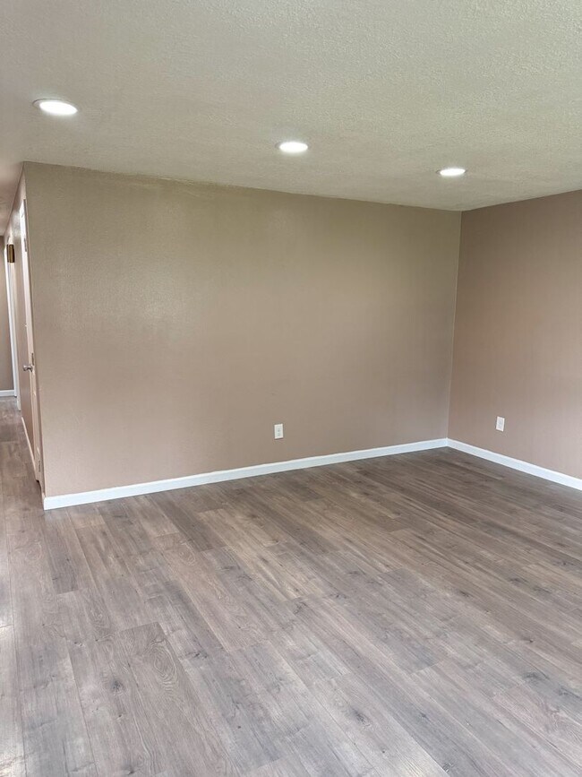 Building Photo - 3 Bedroom, 2 Bath House