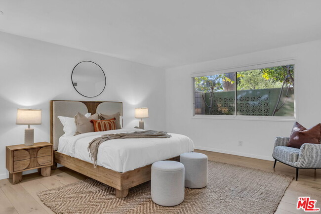 Building Photo - 802 N Crescent Dr