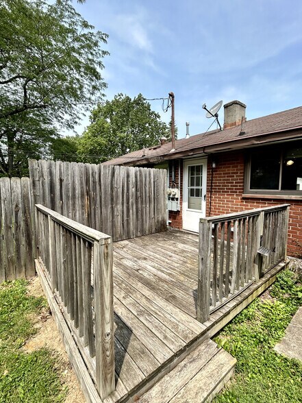 Building Photo - 1610 Briedweng Ave