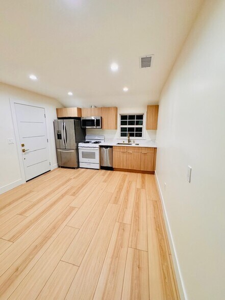 Primary Photo - 8311 Kittyhawk Ave
