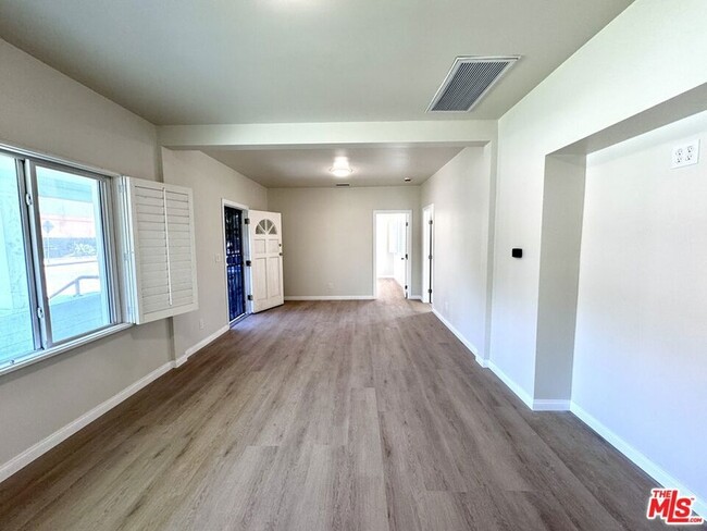 Building Photo - 319 N Rowan Ave