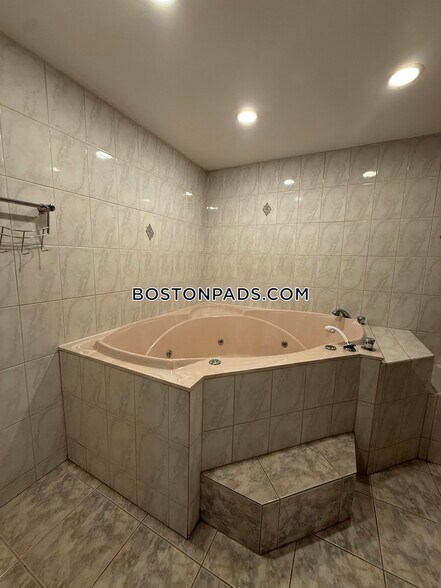 Building Photo - 50 Broadlawn Park