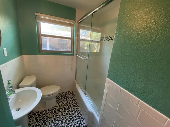 Building Photo - 1415 Bentwood Rd