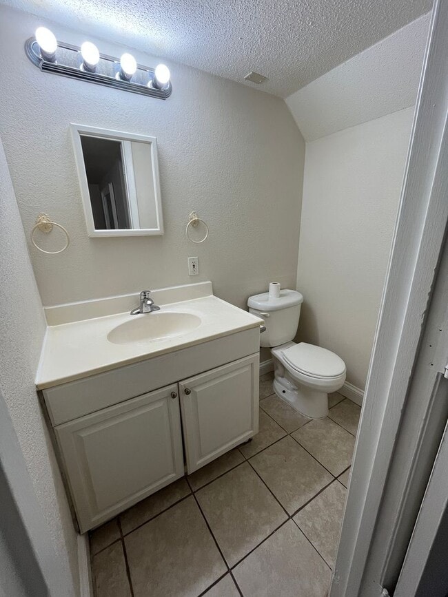 Building Photo - 2 Bedroom, 1.5 Bath Town Home Located at E...