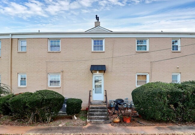 Building Photo - Cute 2 Bedroom Condo in Selwyn Village!