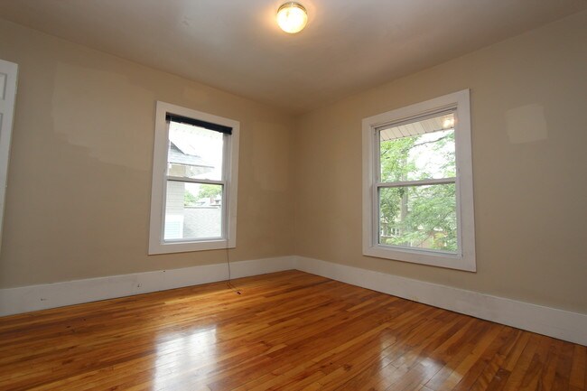 Building Photo - 548 Giddings Ave SE