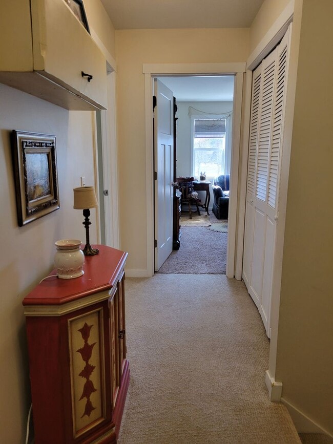 Building Photo - 2 Level Townhome