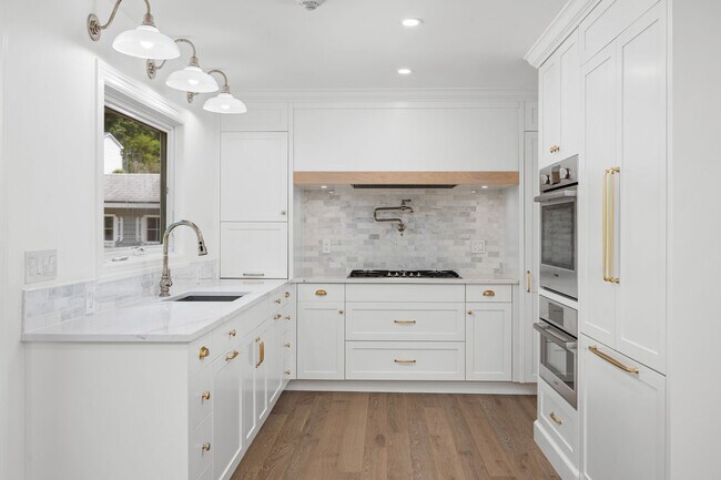 Building Photo - Spacious 3 Bed, 3 Bath