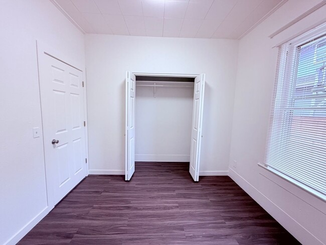 Building Photo - Charming 1910 SE Portland 4BR with Modern Updates & Large Fenced Yard!