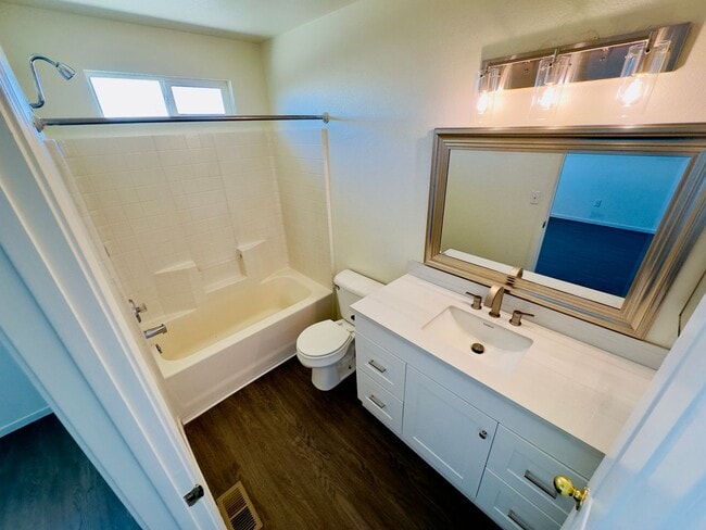 Building Photo - Cozy near Golf Course, lvp flooring, low m...