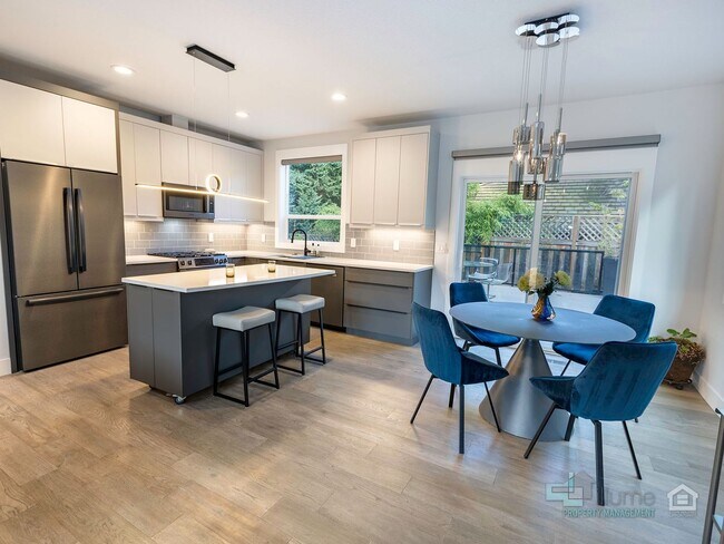 Building Photo - Fully Furnished Lake Oswego Gem!!!!