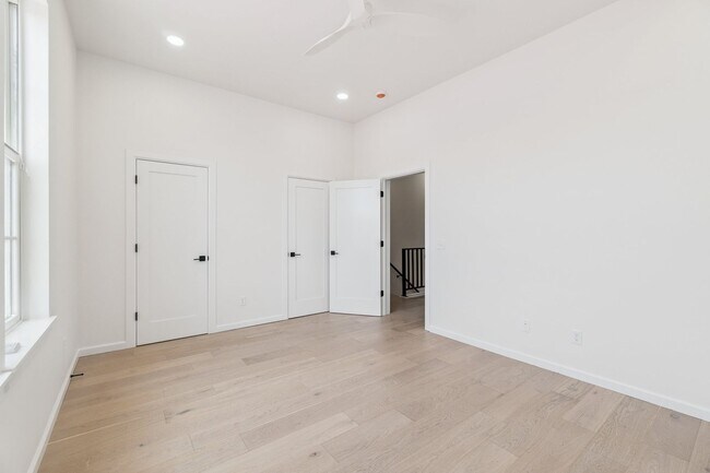 Building Photo - Minimalist Magic: 2-Bed Apartment Over Sel...