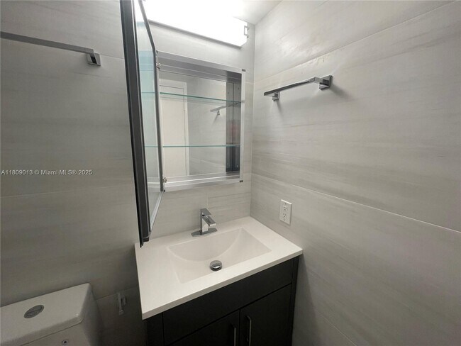 Building Photo - 540 Brickell Key Dr