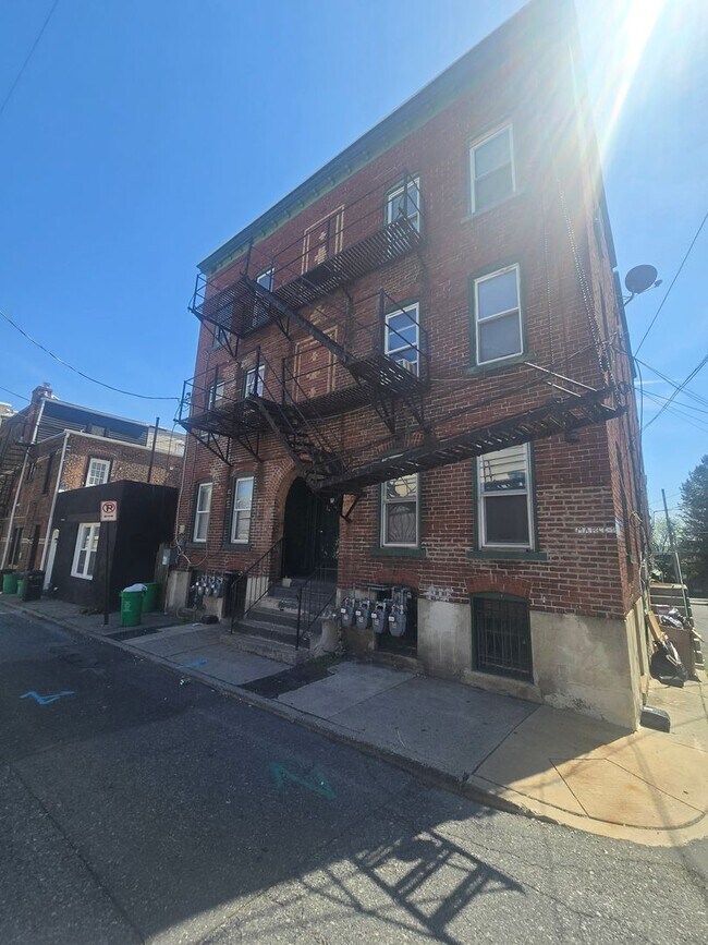 Building Photo - 450-452 W Maple St