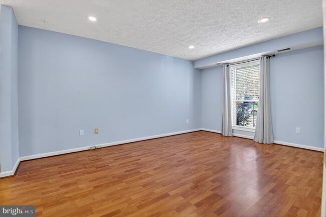 Building Photo - 9919 Oakton Terrace Rd