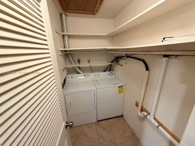 Building Photo - 557 High Point Dr