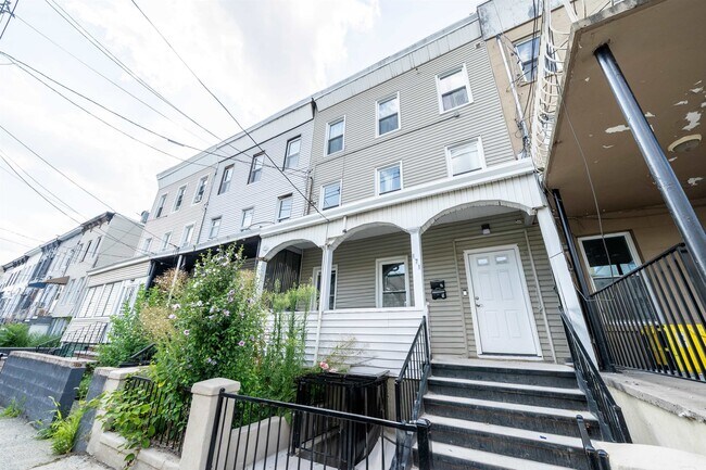 Building Photo - 171 VAN HORNE St