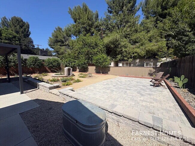 Building Photo - 5844 Vesper Ave