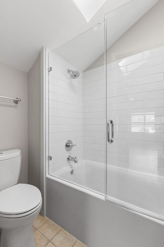 Building Photo - Charming AIR CONDITIONED Alki Townhome