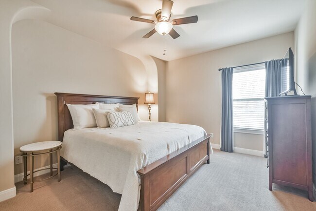 Building Photo - For Lease | 3 Bed, 2 Bath | 2,442 Sq Ft | ...