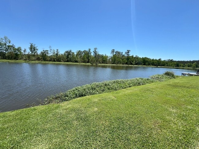 Building Photo - 3 Bedroom 2 Bath home located in Lakeside ...