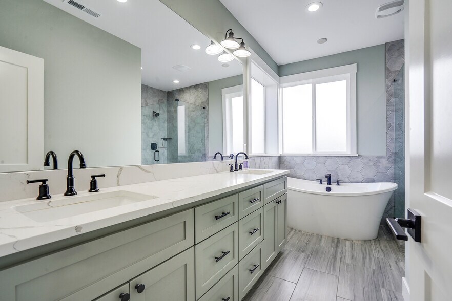 Building Photo - 1132 Thunderbird Ave S