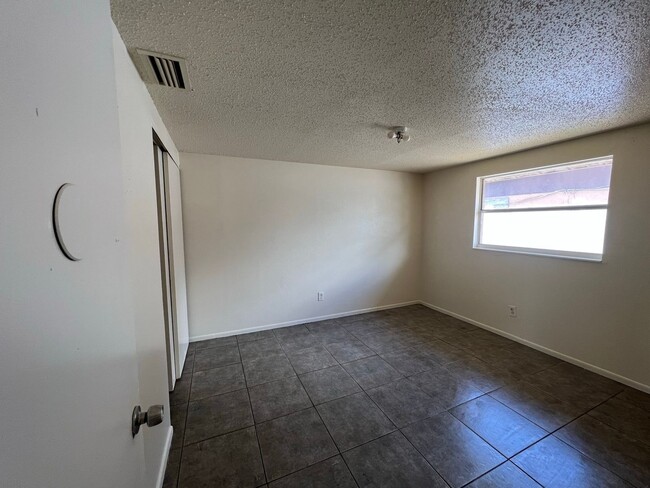 Building Photo - 2 bedroom 1 bath