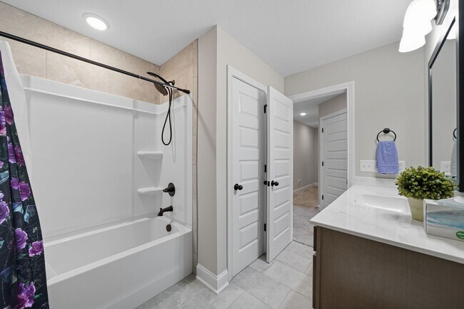 Building Photo - Like New Home Minutes from Fort Campbell!