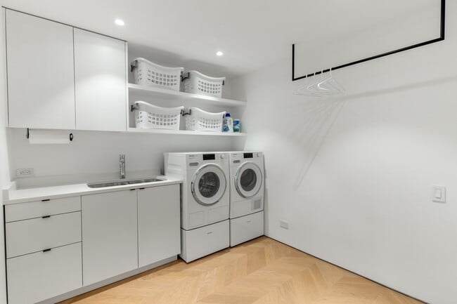 Building Photo - 1917 S Calumet Ave