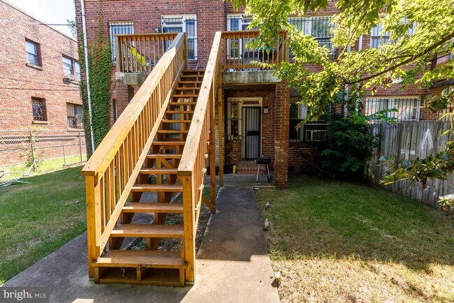 Building Photo - 430 Mellon St SE