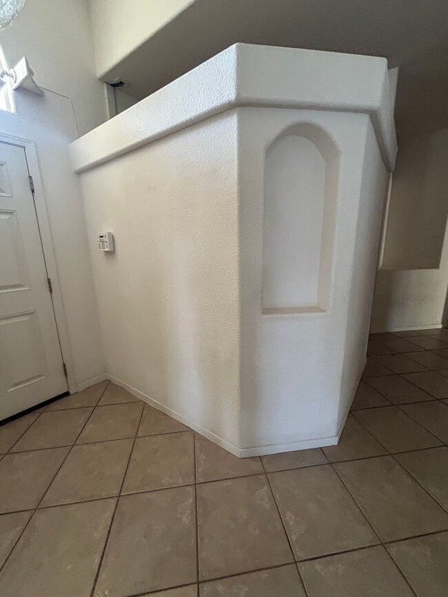 Building Photo - 2614 W Oakridge Ave