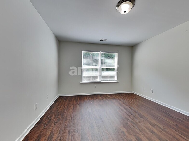 Building Photo - 215 Bellflower Cir