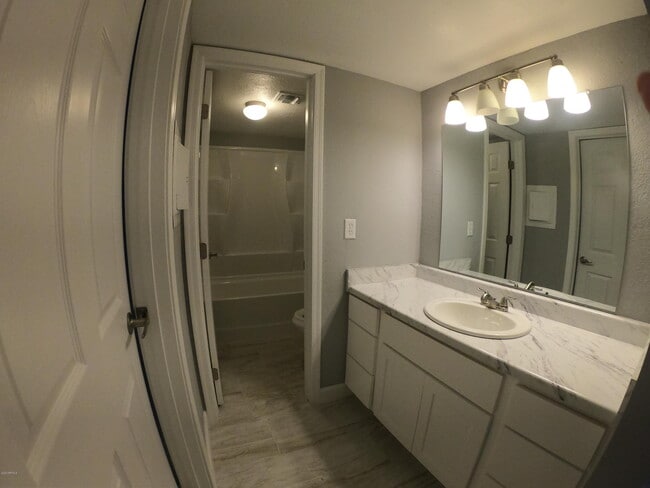 Building Photo - 2121 W Royal Palm Rd