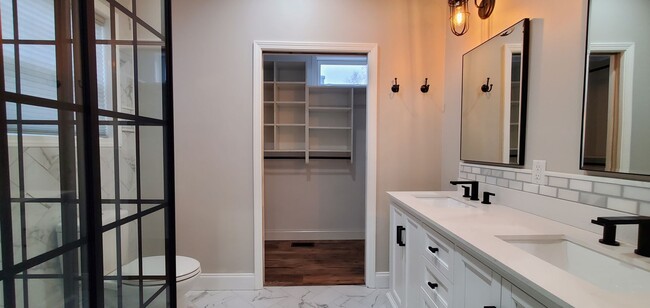 Building Photo - 4-bedroom 3-bathroom home minutes to Downt...