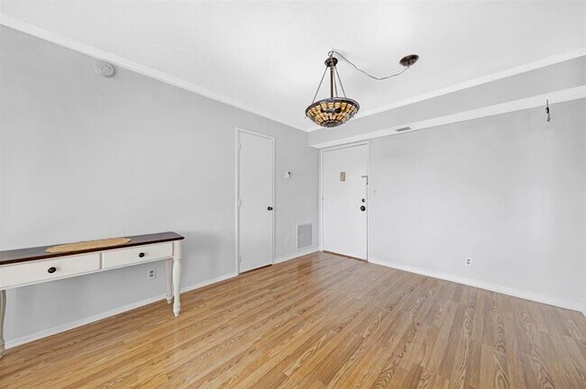 Building Photo - 2881 NE 33rd Ct