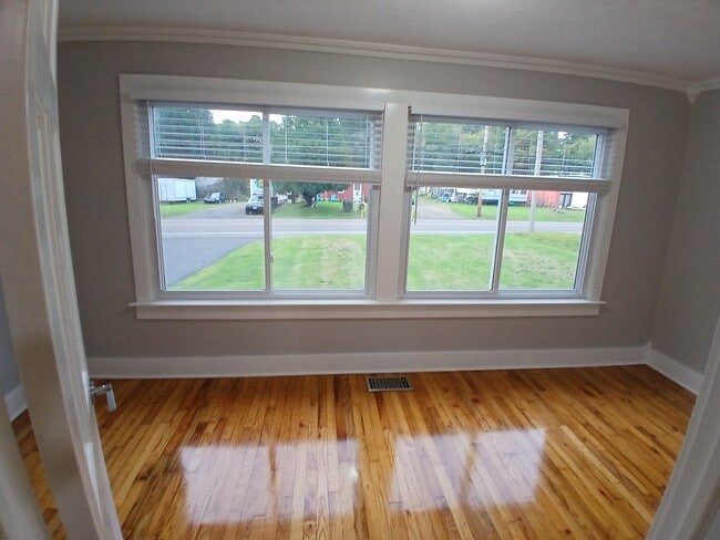 Building Photo - 3702 Armstrong Rd