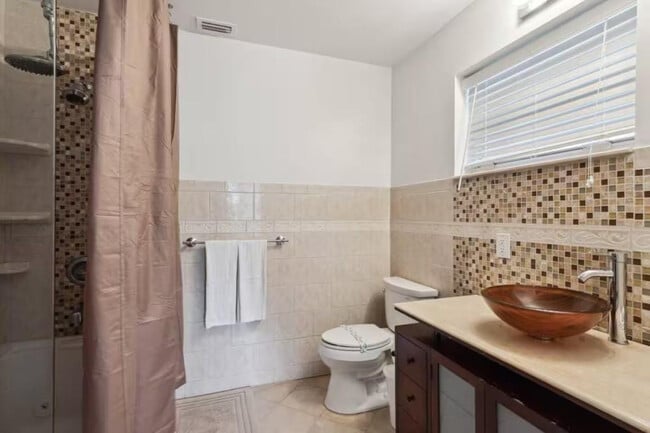 Building Photo - 1925 NE 29th Ct