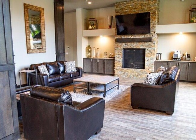 Building Photo - Gorgeous 2 Bedroom 1 Bath top floor Privat...