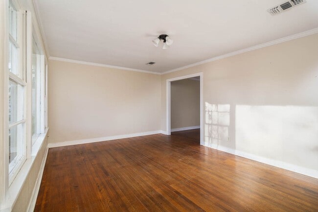 Building Photo - 2/1 Close to everything!!