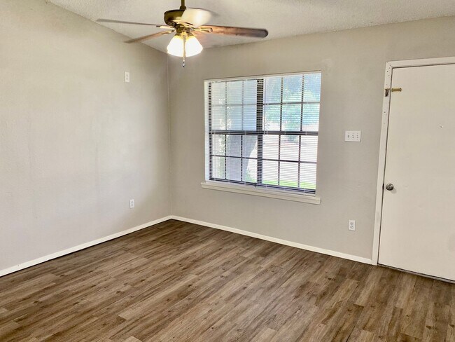 Building Photo - Cute Townhome in Downtown Granbury