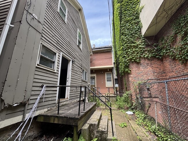 Building Photo - 105 Mariner St